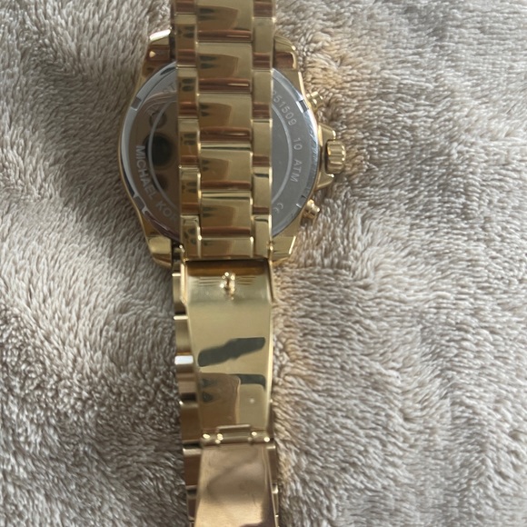 Worn once no scratches and have the links to add for size up. Fits a small wrist - Picture 2 of 3